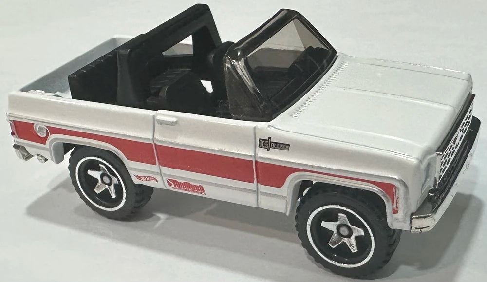Hot Wheels 2025 - Collector # 115/250 - HW Dirt 5/10 - '75 Chevy Blazer Custom - White & Red - Baja 5 Wheels - USA Card