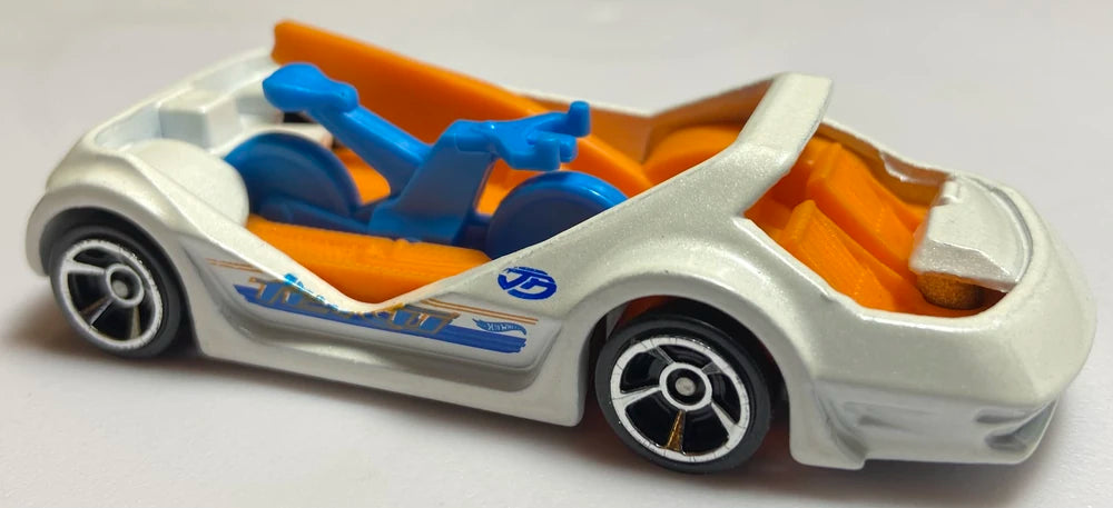 Hot Wheels 2024 - Collector # 221/250 - Then and Now 6/10 - Deora III - White / Teku - USA 'Let's Race' Card