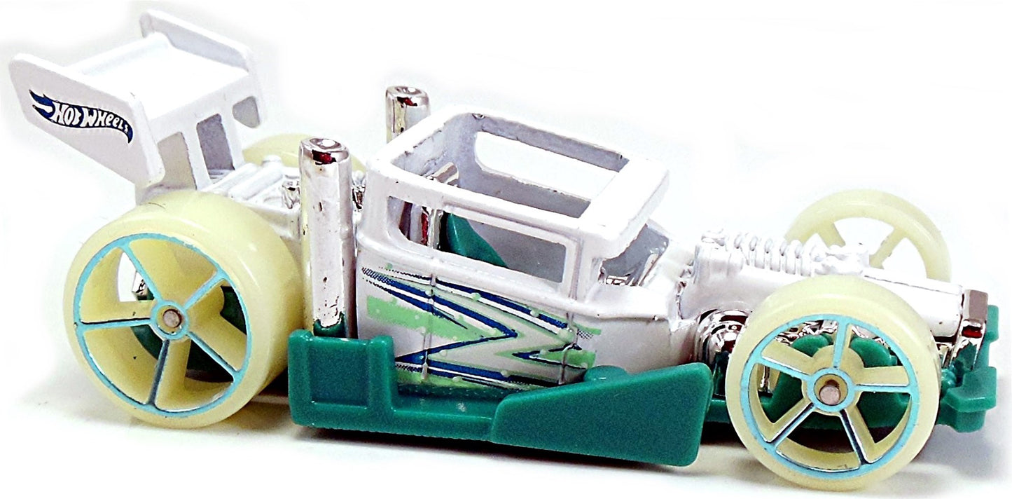 Hot Wheels 2017 - Collector # 254/365 - HW Glow Wheels 3/10 - Bone Speeder - White - USA Card