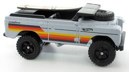 Hot Wheels 2024 - Collector # 092/250 - HW Hot Trucks 05/10 - Land Rover Series II - Light Gray - Beige Surfboard - USA