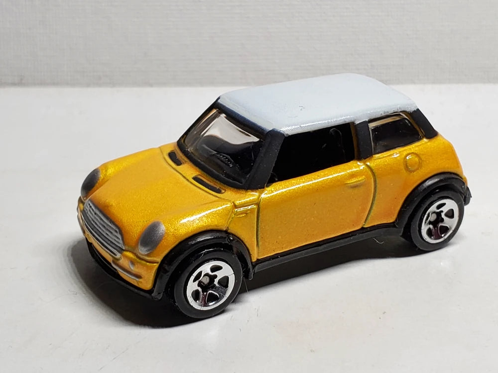 Hot Wheels 2002 - Collector # 040/240 - First Editions 28/42 - 2001 Mini Cooper - Yellow - 5 Spokes - USA R&W Card
