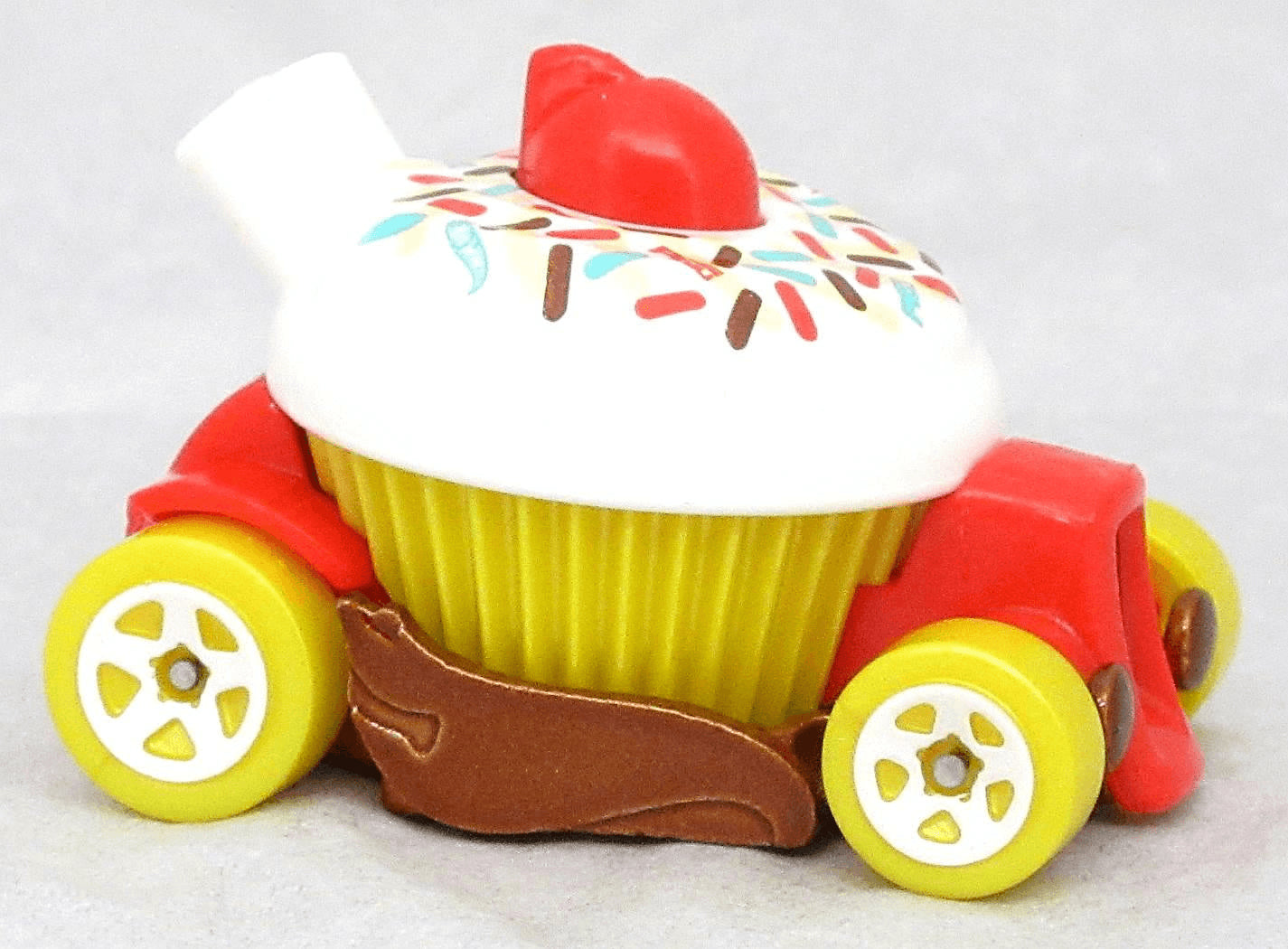 Hot Wheels 2022 - Collector # 061/250 - Fast Foodie 3/5 - New Models - Sweet Driver - White & Red - USA Card