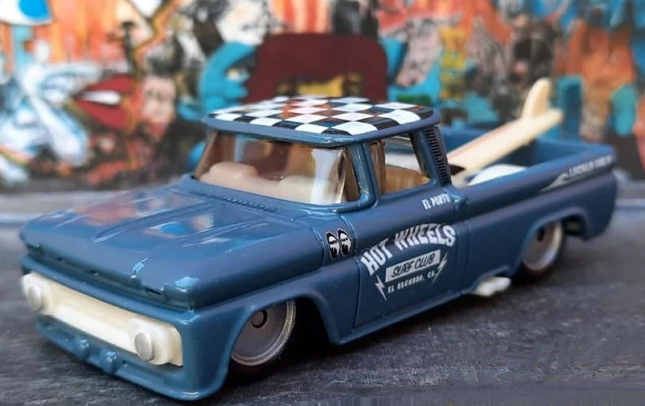 Hot Wheels 2022 - Premium / Diorama 4 Vehicle Set - Classic Trucks - Horizon Hauler, 1978 Dodge Li'l Red Express Truck, Custom '62 Chevy Pickup & Texas Drive 'Em - Metal/Metal & Real Riders