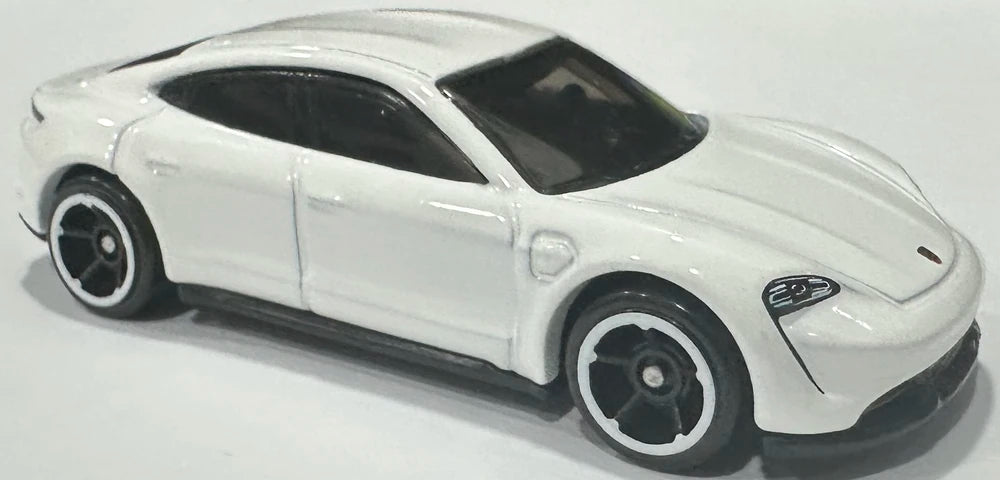 Hot Wheels 2026 - Collector # 034/250 - HW EV 3/10 - Porsche Taycan Turbo S - White - OH5Sp Wheels - USA '2026' Card