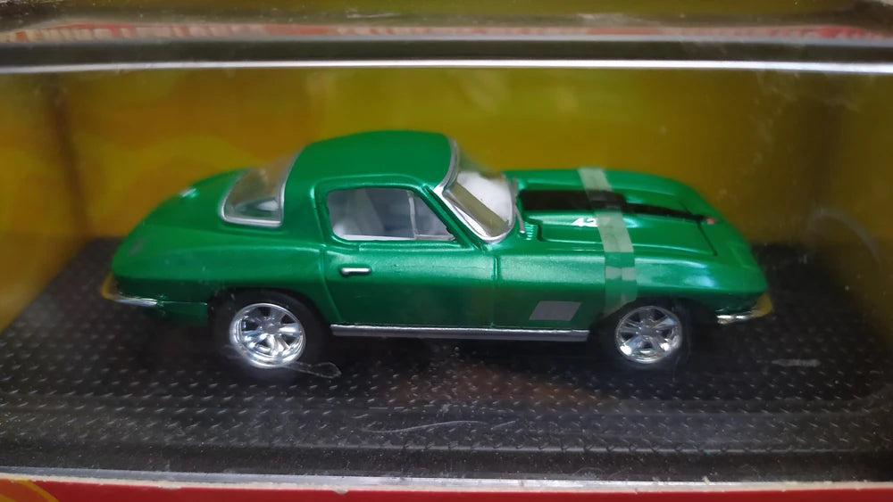Hot Wheels 2008 - 100% Collectible / 40th Anniversary - '67 Corvette - Green - Rubber Tires - Opening Hood - Extreme Detail - Acrylic Display Box
