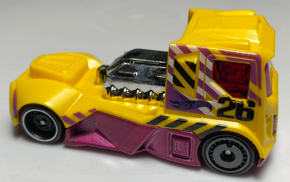 Hot Wheels 2022 - Collector 127/250 - HW Hot Trucks 10/10 - Rennen Rig - Yellow / #26 - USA Card