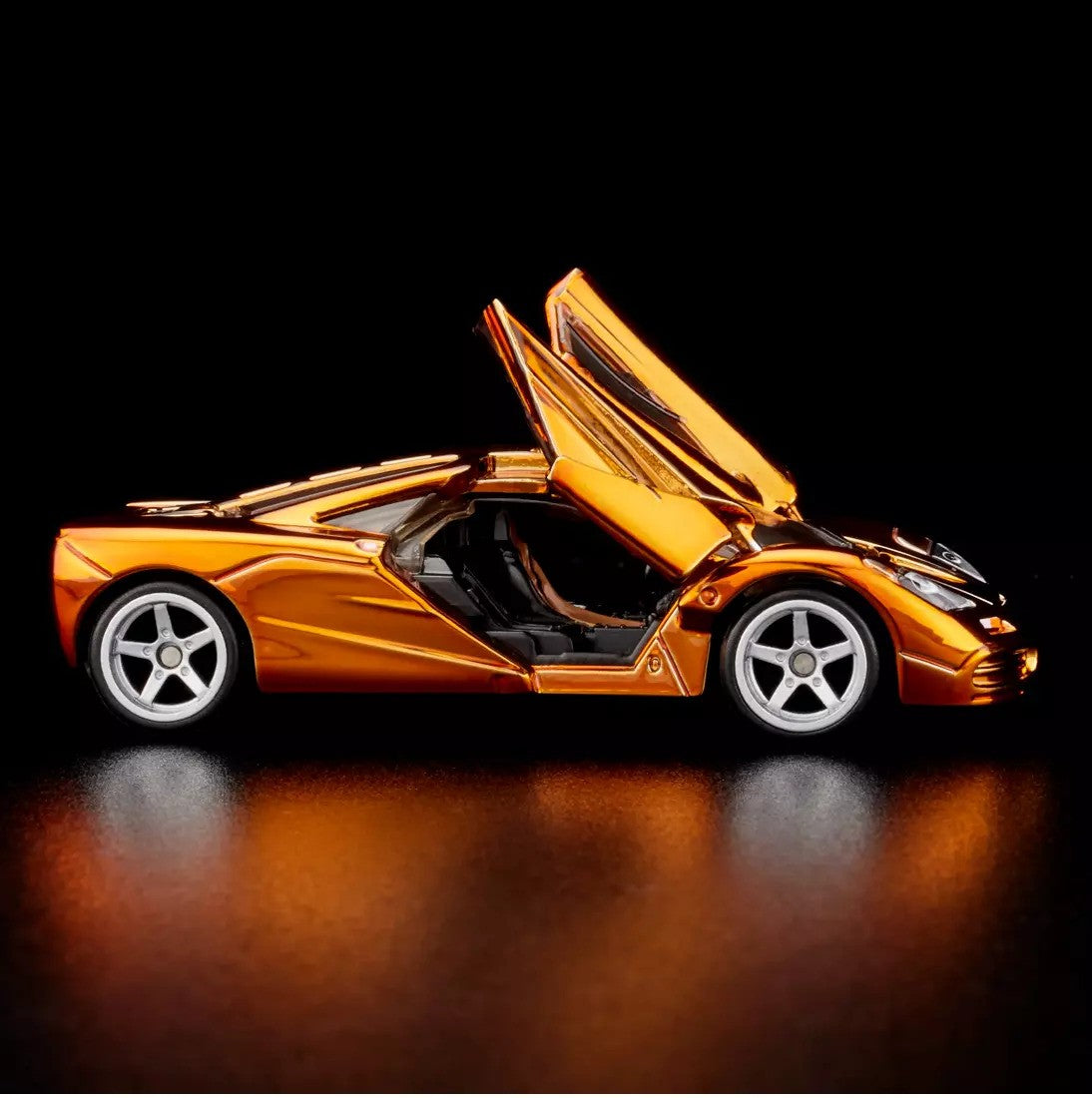 Hot Wheels 2024 - Mattel Creations / HWC - McLaren F1 - Spectraflame Dark Orange - Metal/Metal & Real Riders - Acrylic Display Box
