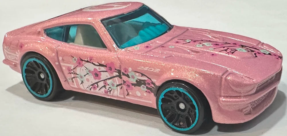 Hot Wheels 2025 - Collector # 062/250 - HW Art Cars 4/10 - Datsun 240Z - Pearl Pink - J5 Wheels - USA Card