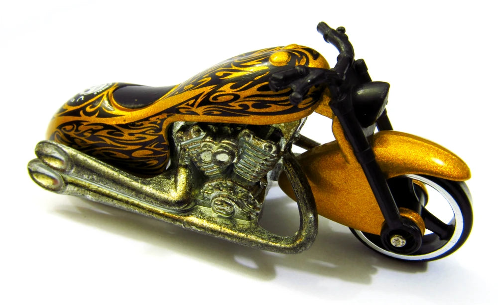 Hot Wheels 2002 - Collector # 197/240 - Scorchin' Scooter (Motorcycle) - Gold Metalflake / Black Tribal Flames - USA Race & Win Card
