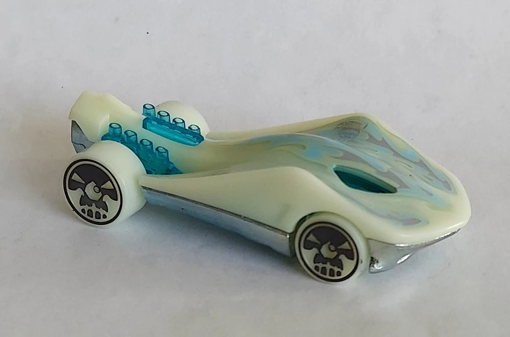 Hot Wheels 2022 - Halloween / Trick or Treat 5/5 - Super Stinger - Glow-in-the-Dark - Skull Wheels - Grocery Stores Exclusive